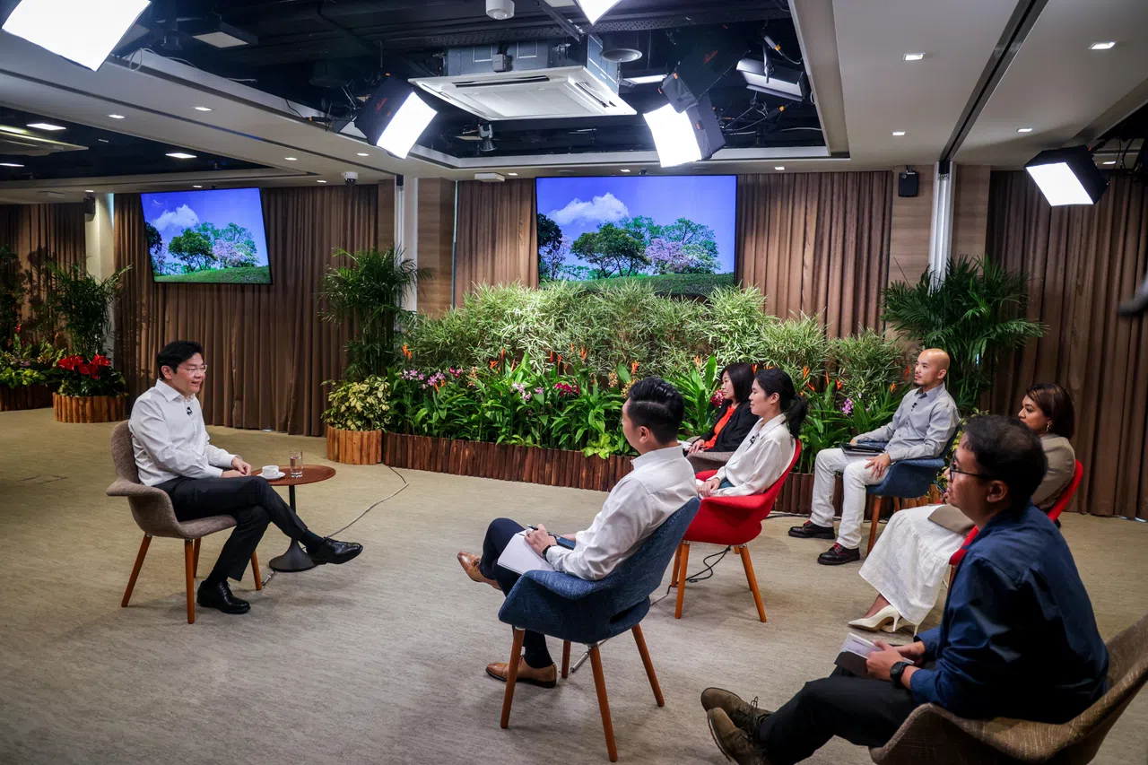 副总理兼财政部长黄循财（左）在接棒成为我过第四任总理前，于上个星期接受本地媒体联访。（叶振忠摄）