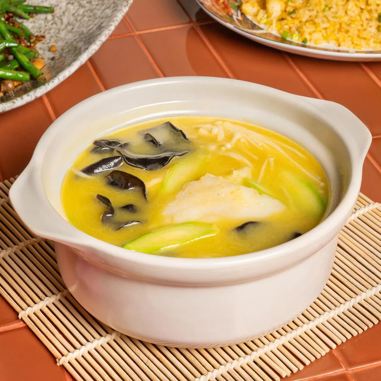 金汤水煮鱼以南瓜熬制金黄汤底，融合四川花椒、日本山椒及多种香料，温润醇厚，带有丝滑辛香风味。（餐馆提供）