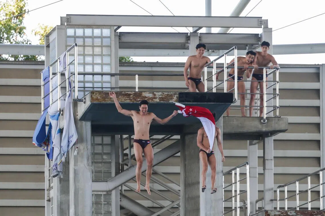 我国男队球员在取胜后从场馆里的跳水台上跳下，让国旗迎风飞舞。（白艳琳摄）