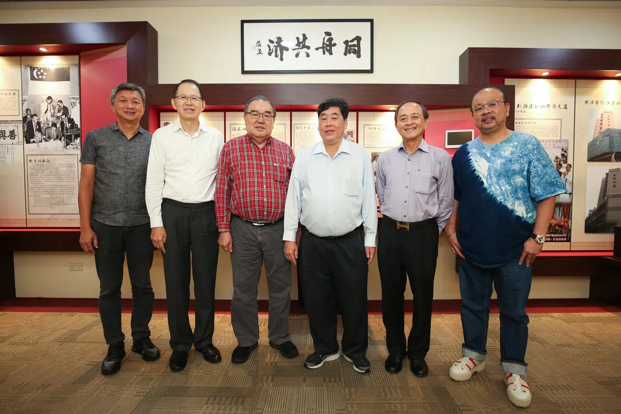 同济医院新一届董事会引进了四名新人，其中包括募捐主任傅文克（左）和图书馆主任蔡华春（右）。（李姿仪摄）