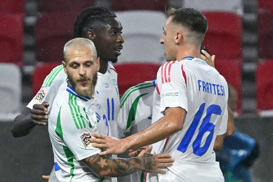 基恩（中）与弗拉泰西（16号）在比赛中为意大利贡献进球，左为后卫迪马尔科。（法新社）