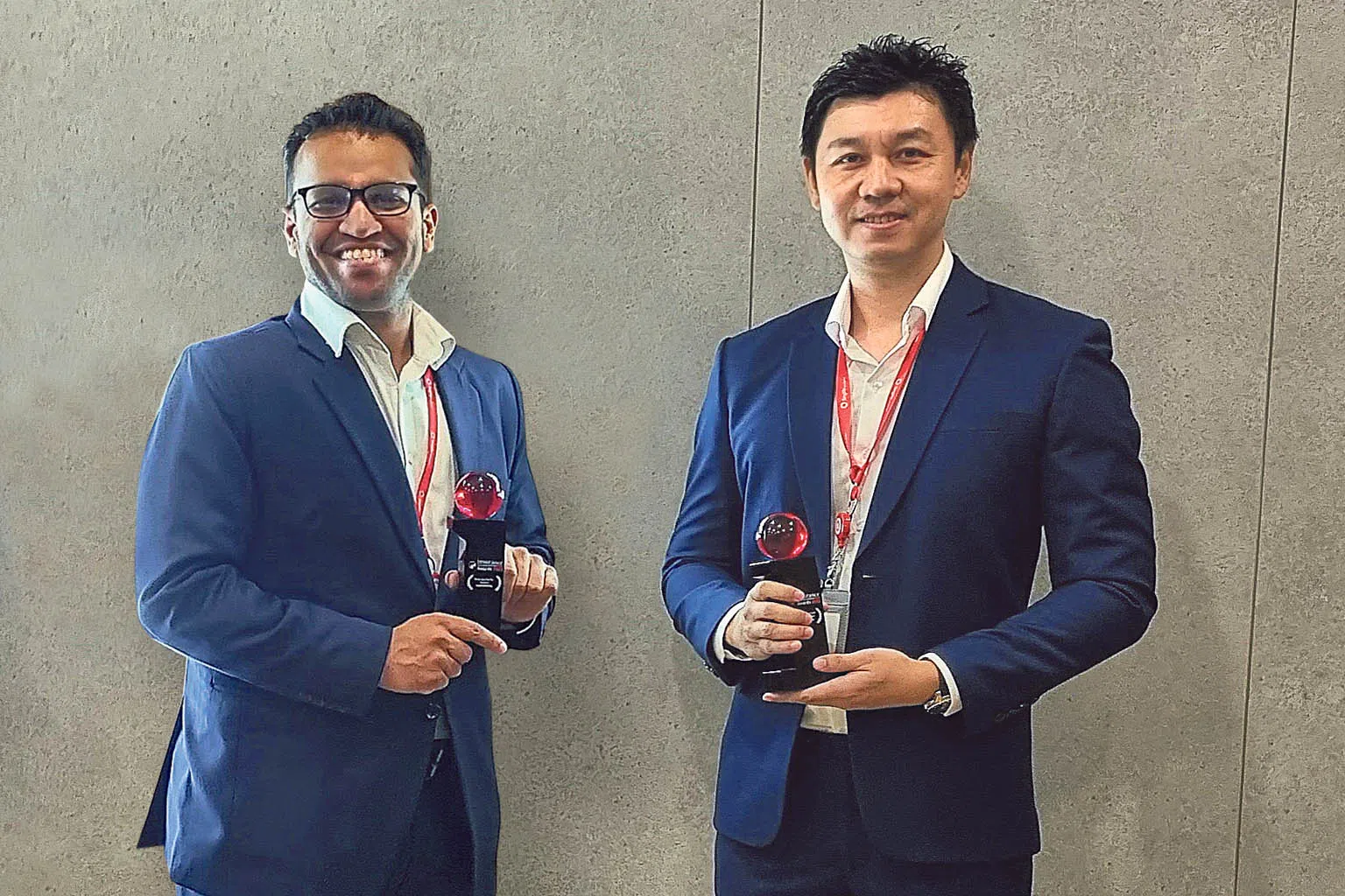 集团赢得2022年亚洲保险奖的最佳移动应用奖（由创新与生态系统主管米塔尔领奖）和最佳国内保险公司（由财产险主管潘静龙领奖）。（图/Singlife提供）