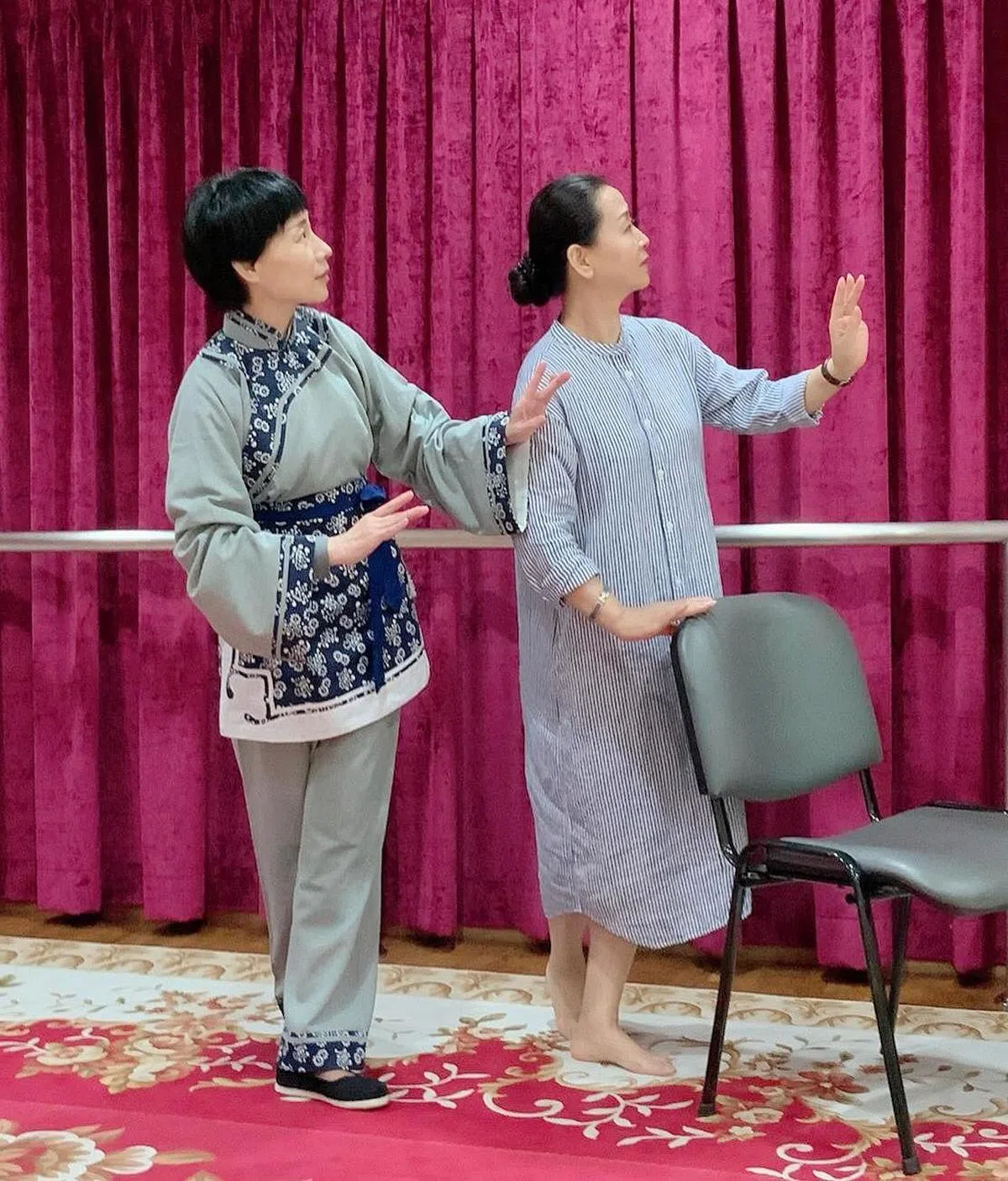 李丰（左）在张莉指导下，刻苦学戏。