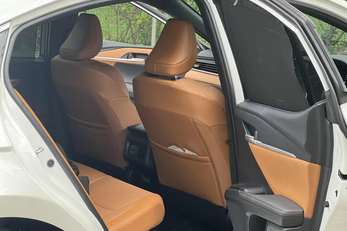 座椅采用真皮材质，后排乘客享有充裕腿部空间。（吴庆康摄）
