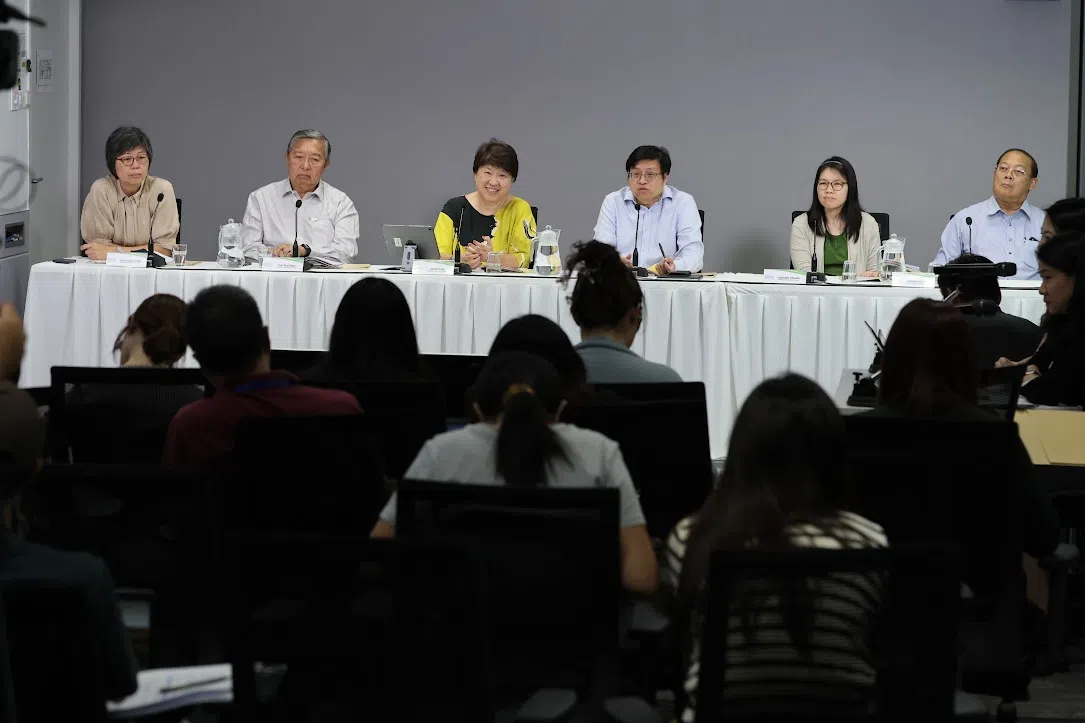 （左起）公共交通理事会成员李慧玲、陈序南、主席洪月霞、首席执行长陈锦鸿、谢宛庭、阿都拉。（梁麒麟摄）