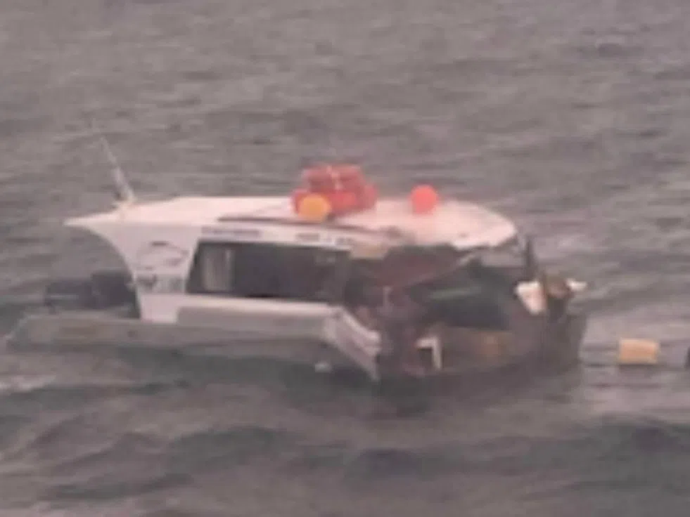 一艘摩托艇和一艘中型游船星期三（1月31日）在菲律宾八打雁省附近海域相撞，撞船事故的具体原因仍待进一步调查。（取自菲律宾海岸警卫队脸书）