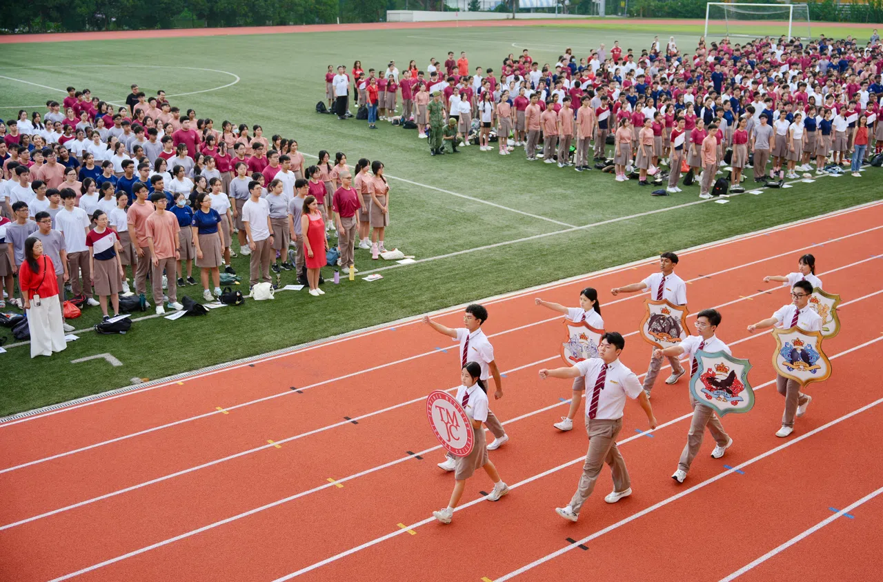 学生理事步操经过，向国家和学院敬礼。（淡滨尼美廉初院摄影俱乐部提供）