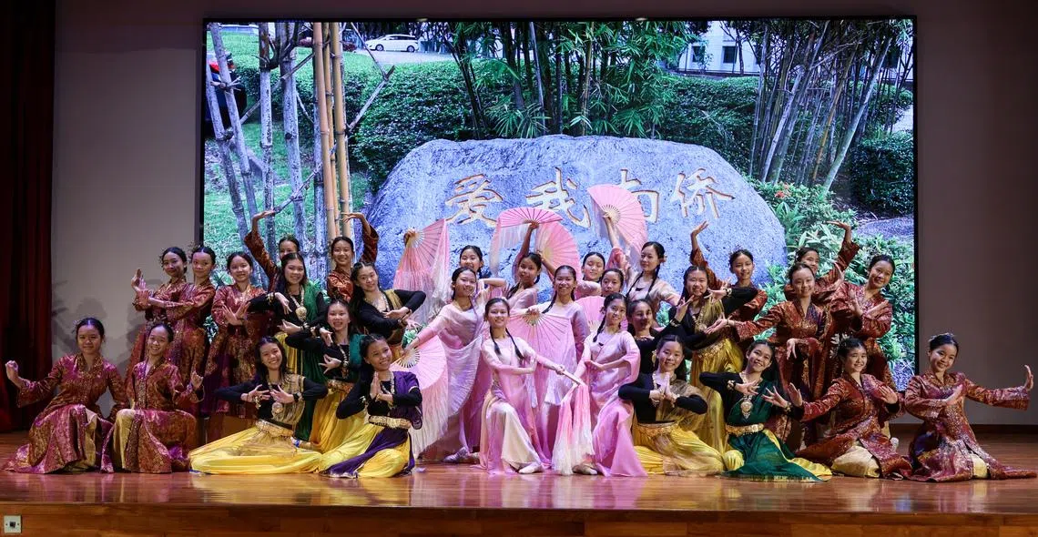 华族舞蹈团团员呈献融合三种民族风格的集体舞蹈表演。（南侨中学学生王腾贤摄）