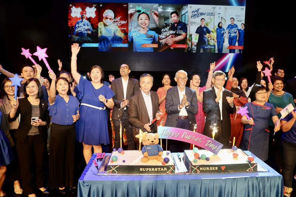 在护士节庆祝晚会上，卫生部护理总监许宝玲（左起）、国大医学组织集团首席护理总监许晓兰博士、国大医院护理总监许慧玲博士、卫生部兼数码发展及新闻部高级政务部长普杰立医生、国立大学医学组织董事主席谢福华、社会及家庭发展部长兼卫生部第二部长马善高、国立大学医学组织首席执行官杨启源教授，以及黄廷方综合医院与裕廊社区医院护理总监黄素真一同切蛋糕。（邬福梁摄）