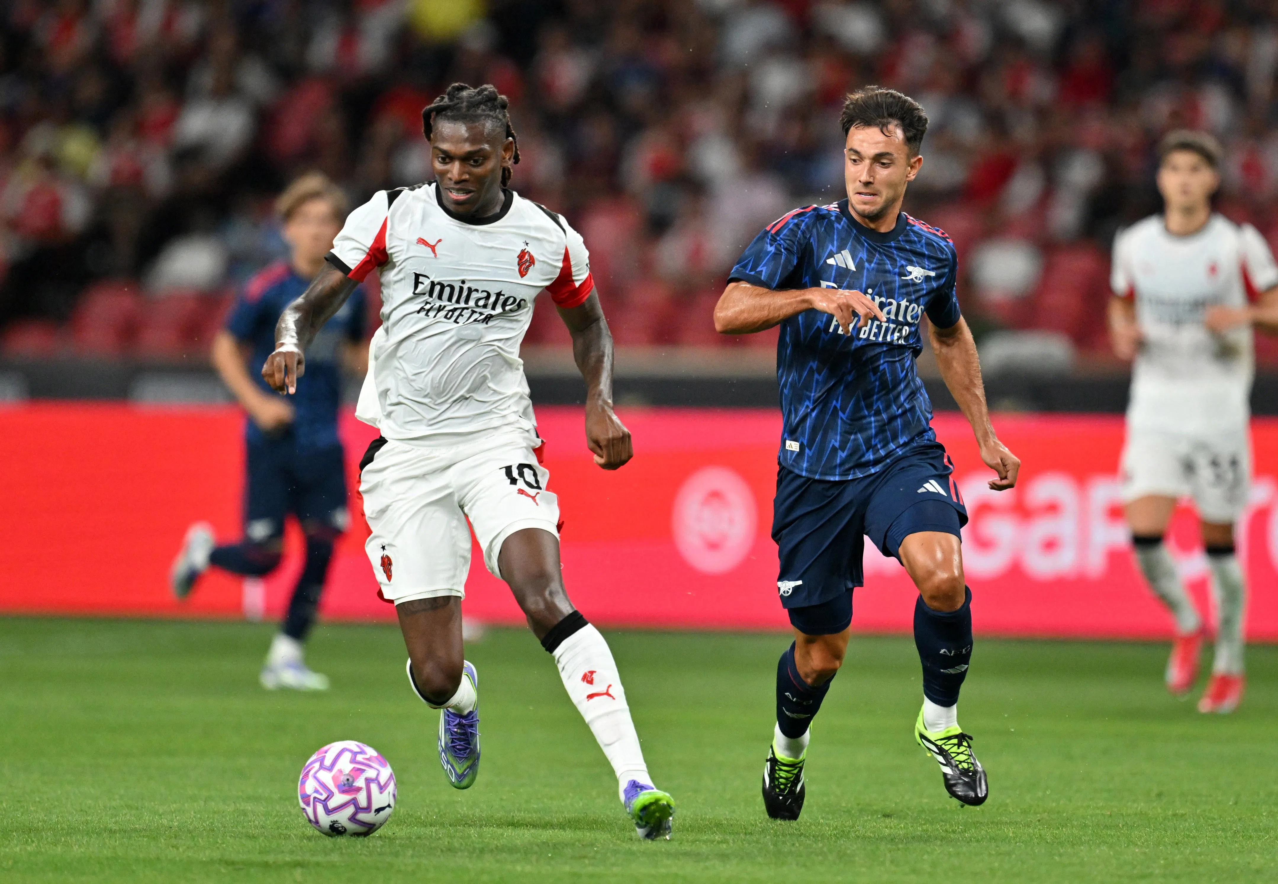 炮兵新援苏维门迪（右）在友谊赛替补出战，并在赛中防守体米队长兼前锋莱昂（左）。（路透社）