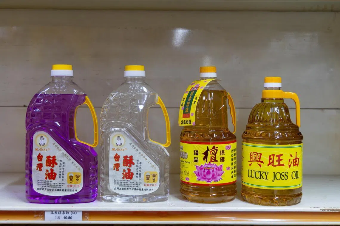 许多人未必知道，油在日常生活中无处不在，从金银纸的金箔、点灯油、蜡烛，到纸扎品的制作等，都需要用油。（吴先邦摄）