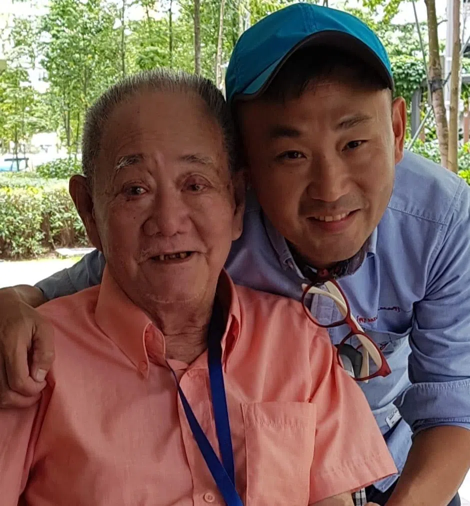 对陈喜明（右）来说，将父亲送进疗养院，是他人生中最艰难、最痛，也最沉重的决定。（受访者提供）