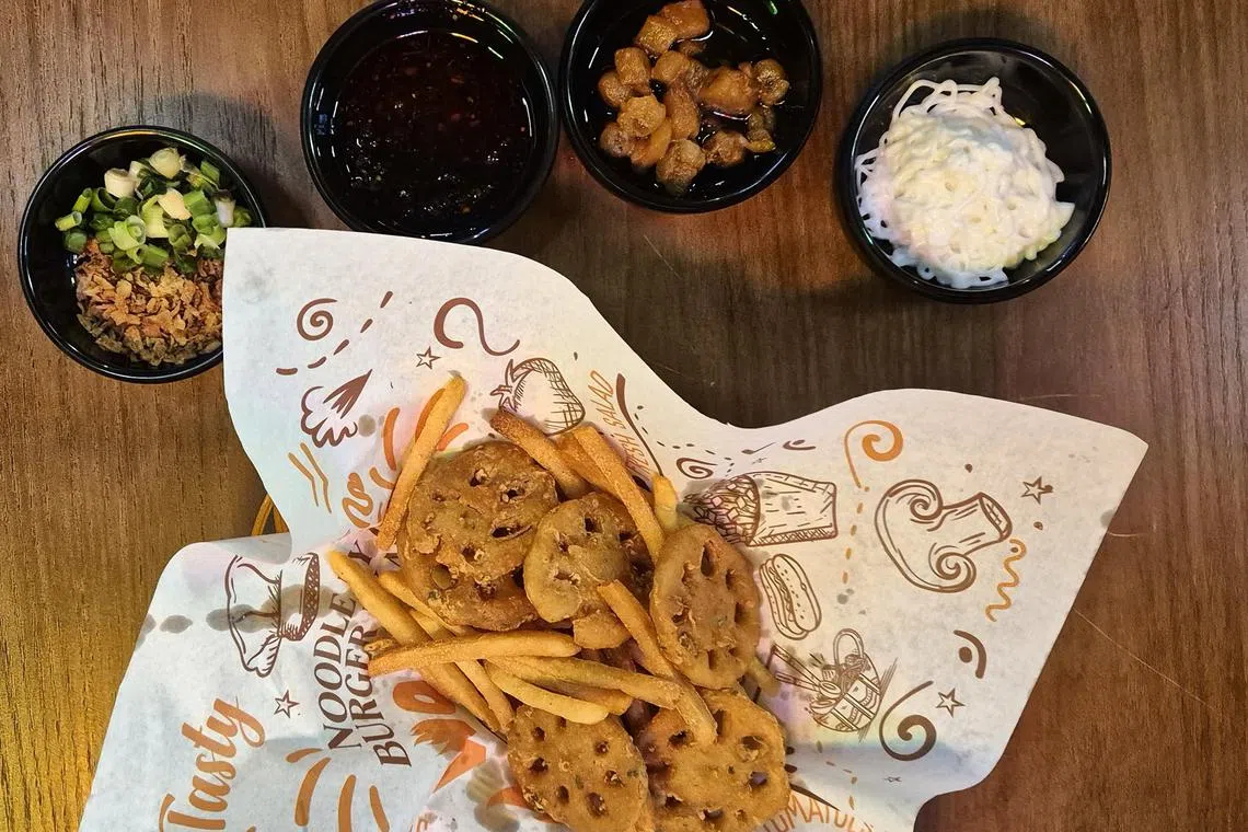 炸薯条和藕片配搭有猪油渣的特制酱。（陈爱薇摄）