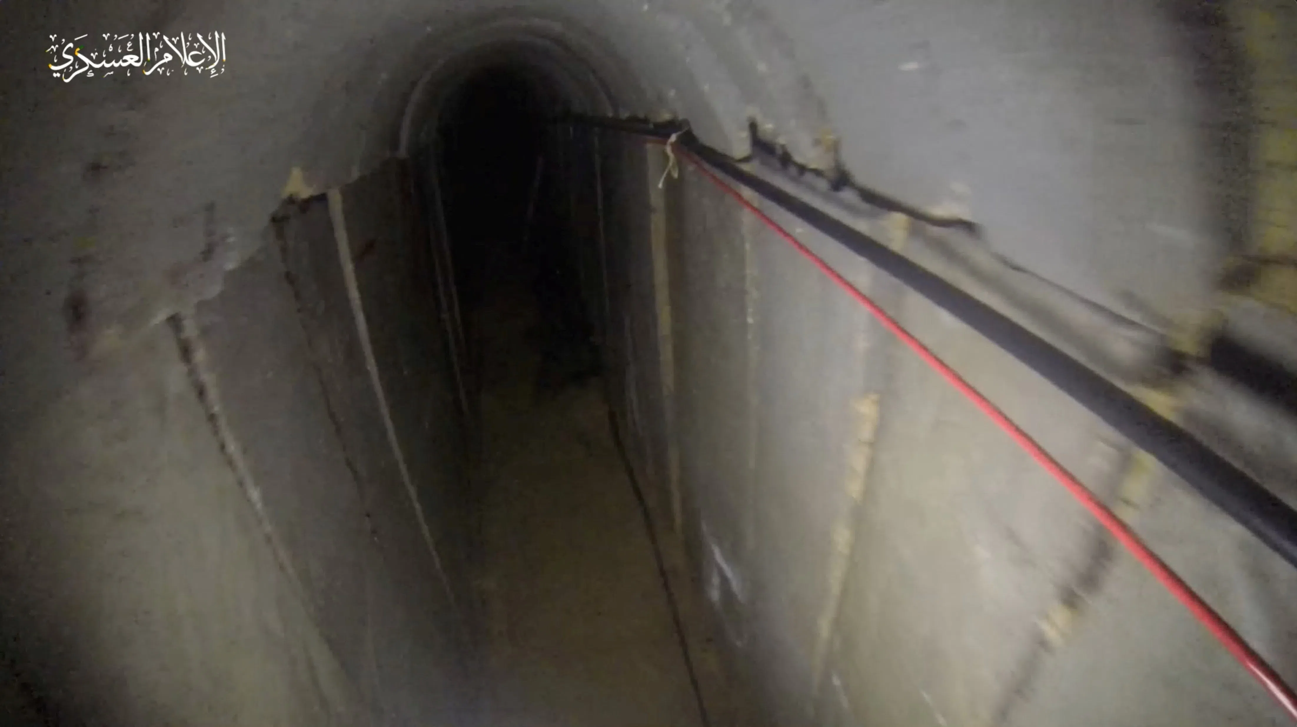 哈马斯曾经向媒体发布隧道照片，显示隧道内部结构用水泥墙加固，配有电线与电话线等设施（路透社）