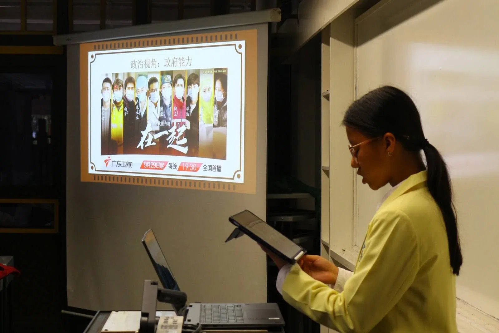 华侨中学高中部高一学生杨祉媛呈献优秀论文《通过中国影视剧看中国软实力的影响》。（宋圣光摄）