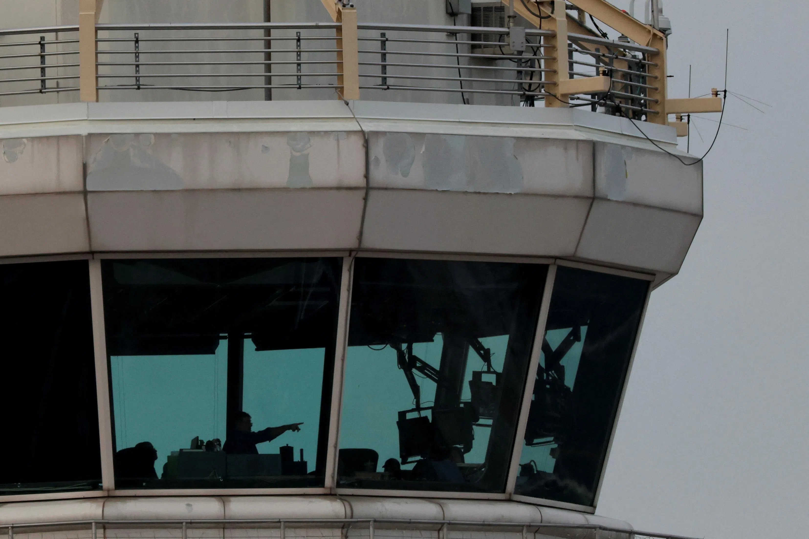 华盛顿里根国家机场在空难发生时，只有一名指挥员值班，但此人员配置并不违法。（路透社）