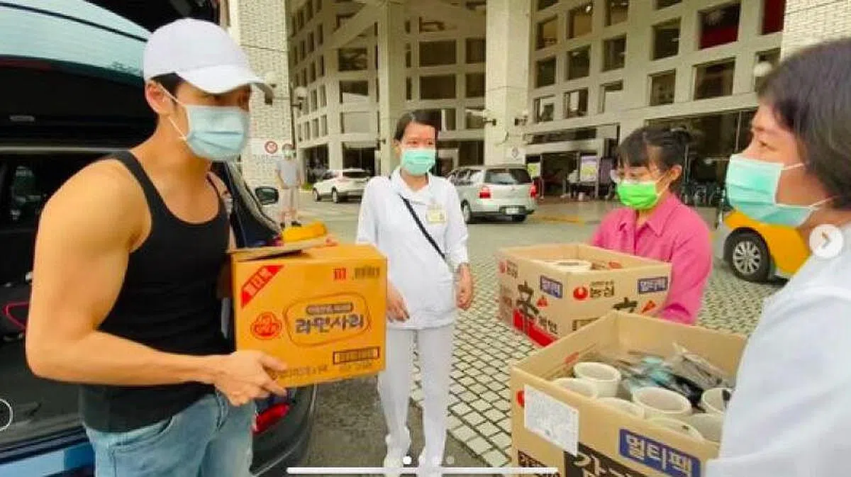 Gino（左一）下厨做菜，为医护人员加油打气。（取自Instagram）