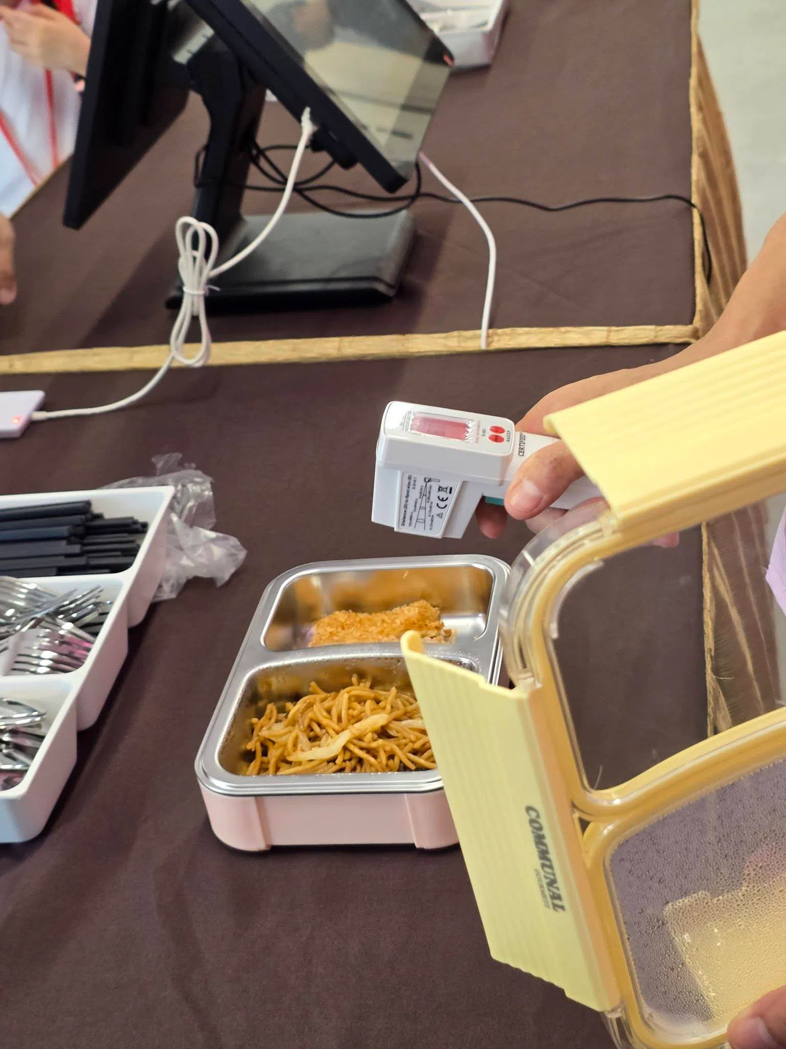 拉丁马士小学Parent Link在脸书发文分享取餐情况，贴文说，虽然系统尚未全面完善，但校方已做好相应部署，确保运作顺畅。（取自Parent Link at Radin Mas Primary School脸书）