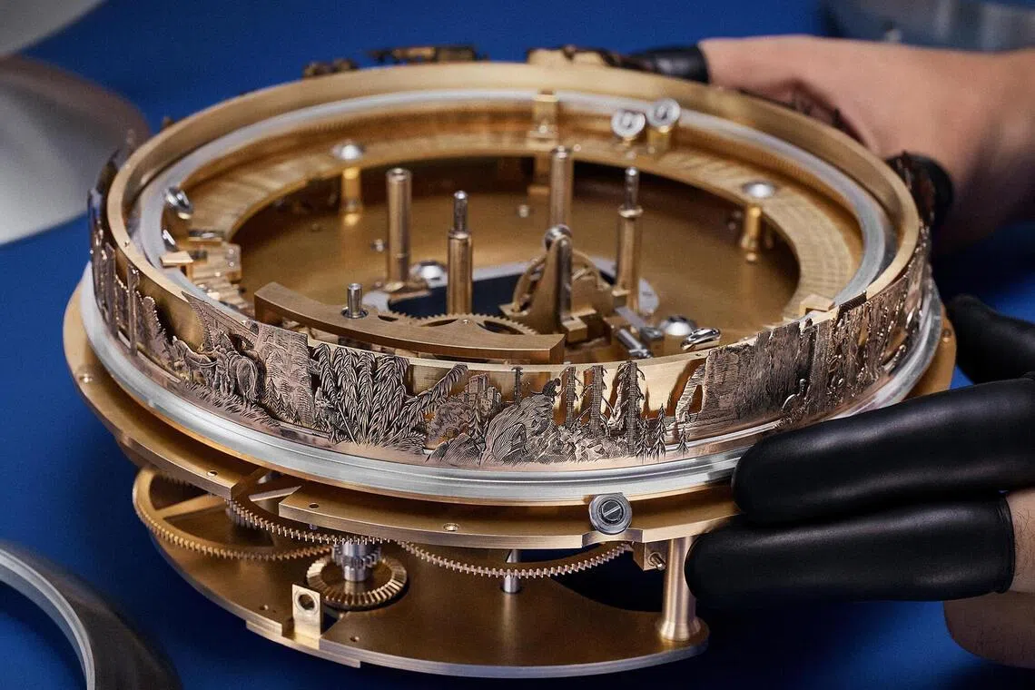 雕刻大师米歇尔·罗滕以传统雕刻刀与凿子，将超过一米长的图案纯手工刻入金环之中。（De Bethune提供）