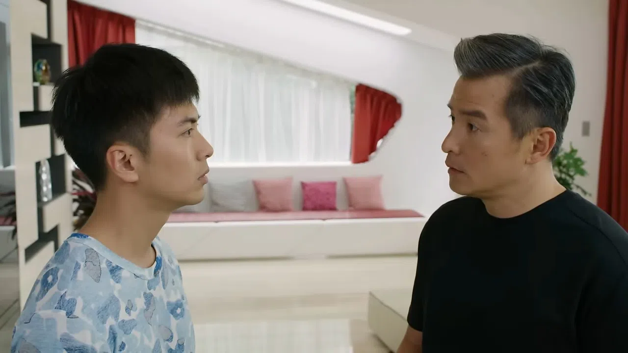 徐彬（左）上一次和李铭顺合作是2018年的《入侵者》，当时两人演父子。（视频截图）