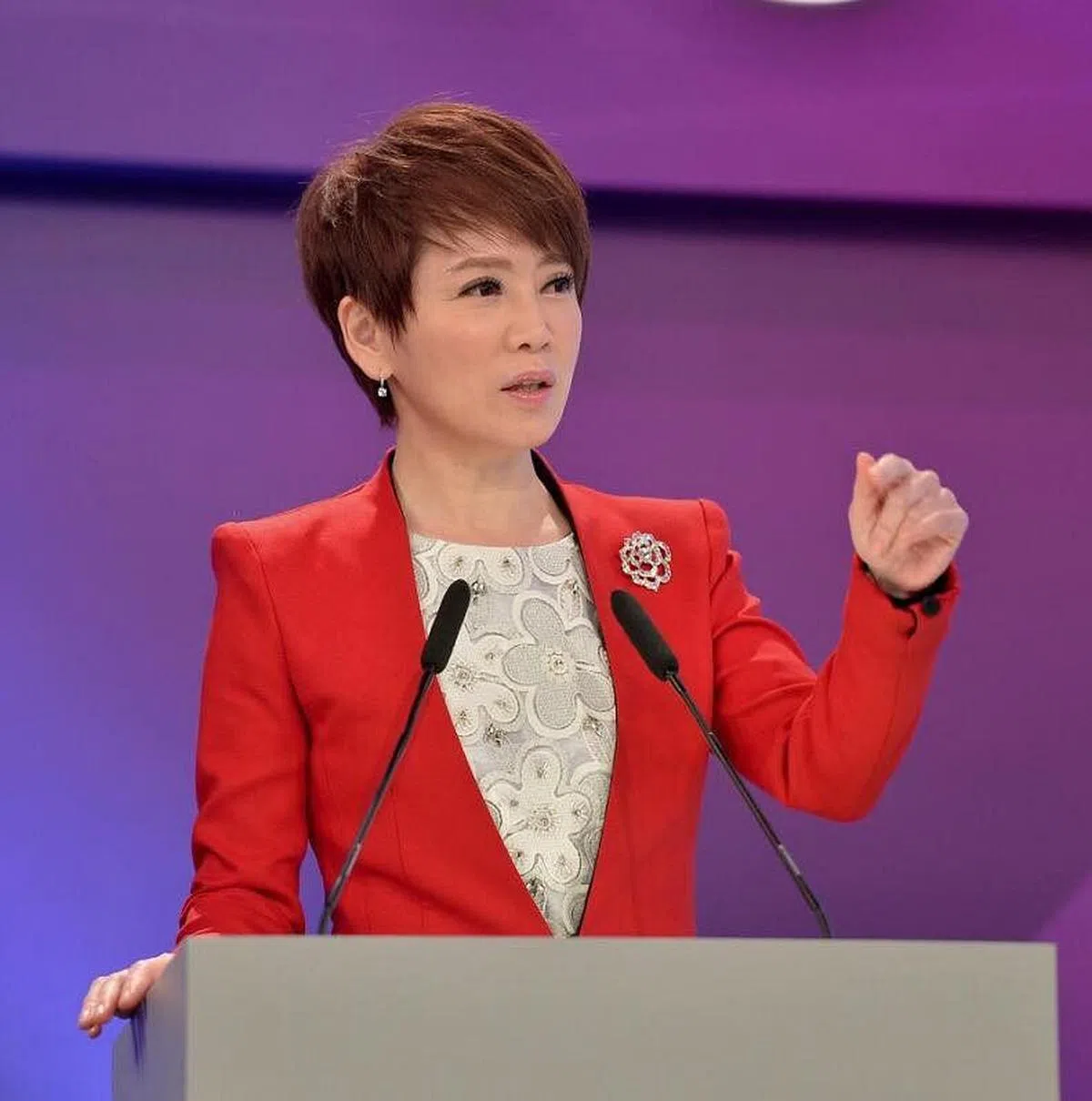 陈雅琳身兼华视代总经理、新闻台台长、晚间新闻主播与主持节目等多个职务。（取自陈雅琳面簿）