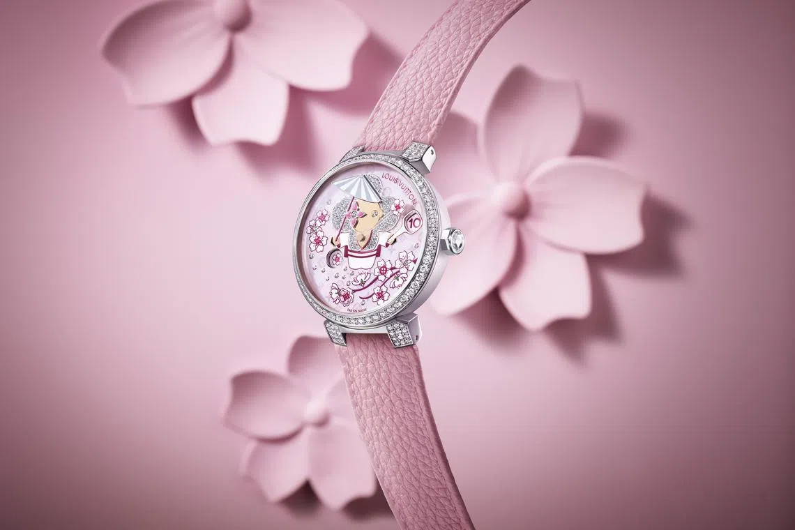樱花款腕表色调柔和，虹彩色的Monogram Flower在粉红色珍珠母贝表盘上绽放。（路易威登提供）