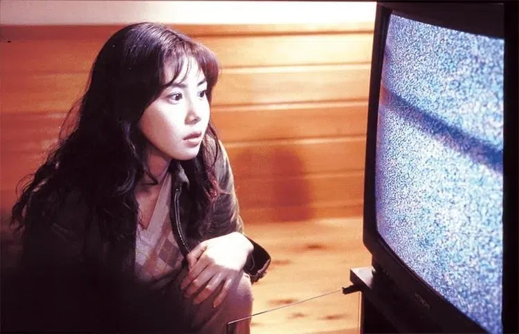 松岛菜菜子在恐怖片《午夜凶铃》中不小心看了被诅咒的录像带。（互联网）