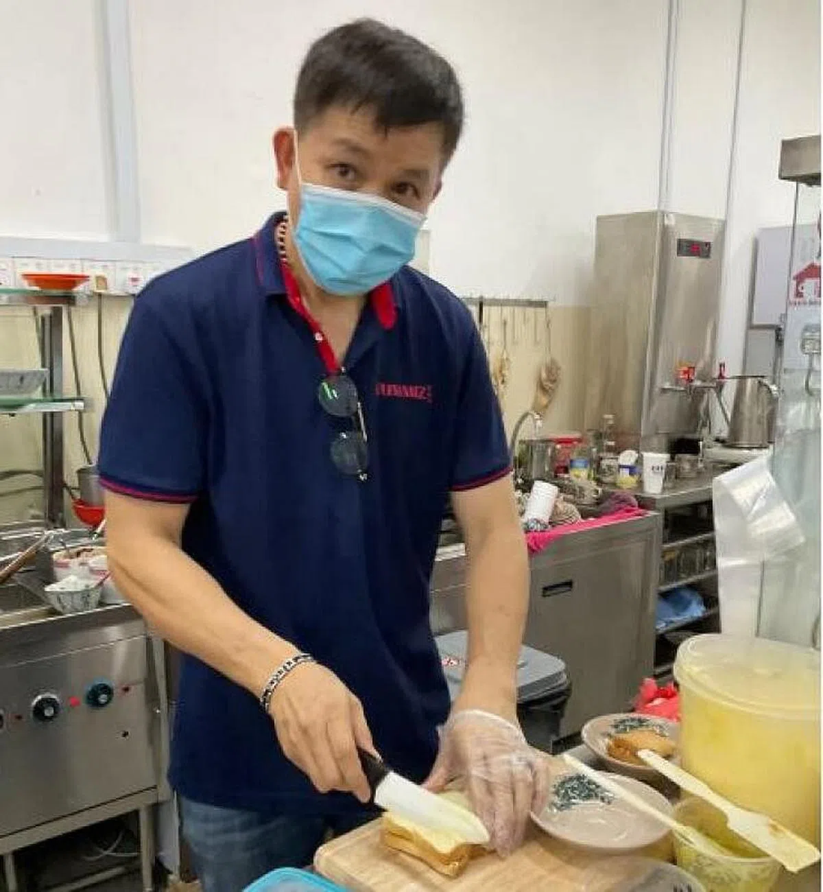 林益盛烤面包或泡咖啡都亲力亲为。（受访者提供）