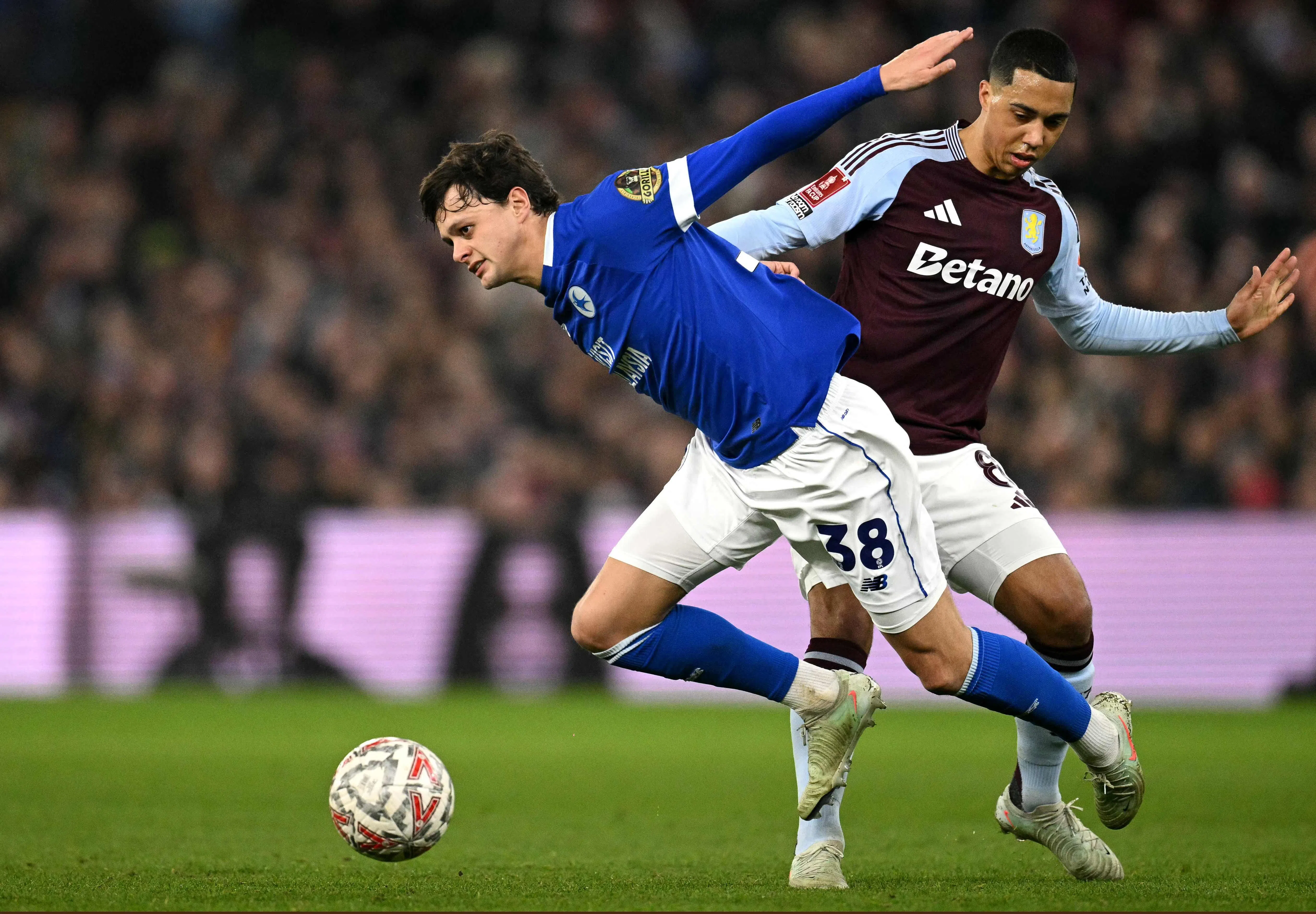 加的夫右后卫黄添喜（左）上个月底在英格兰足总杯16强比赛中，与阿斯顿维拉中场蒂莱曼斯争球。（法新社）