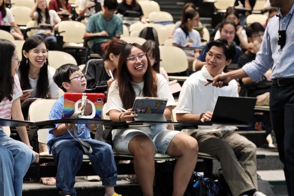关颖恩从今年8月起，每周都到南洋理工大学上三天的化学基础讲堂课。小小的身影，坐在可容纳数百人的大讲堂第一排，相映成趣。（档案照片／南洋理工大学）