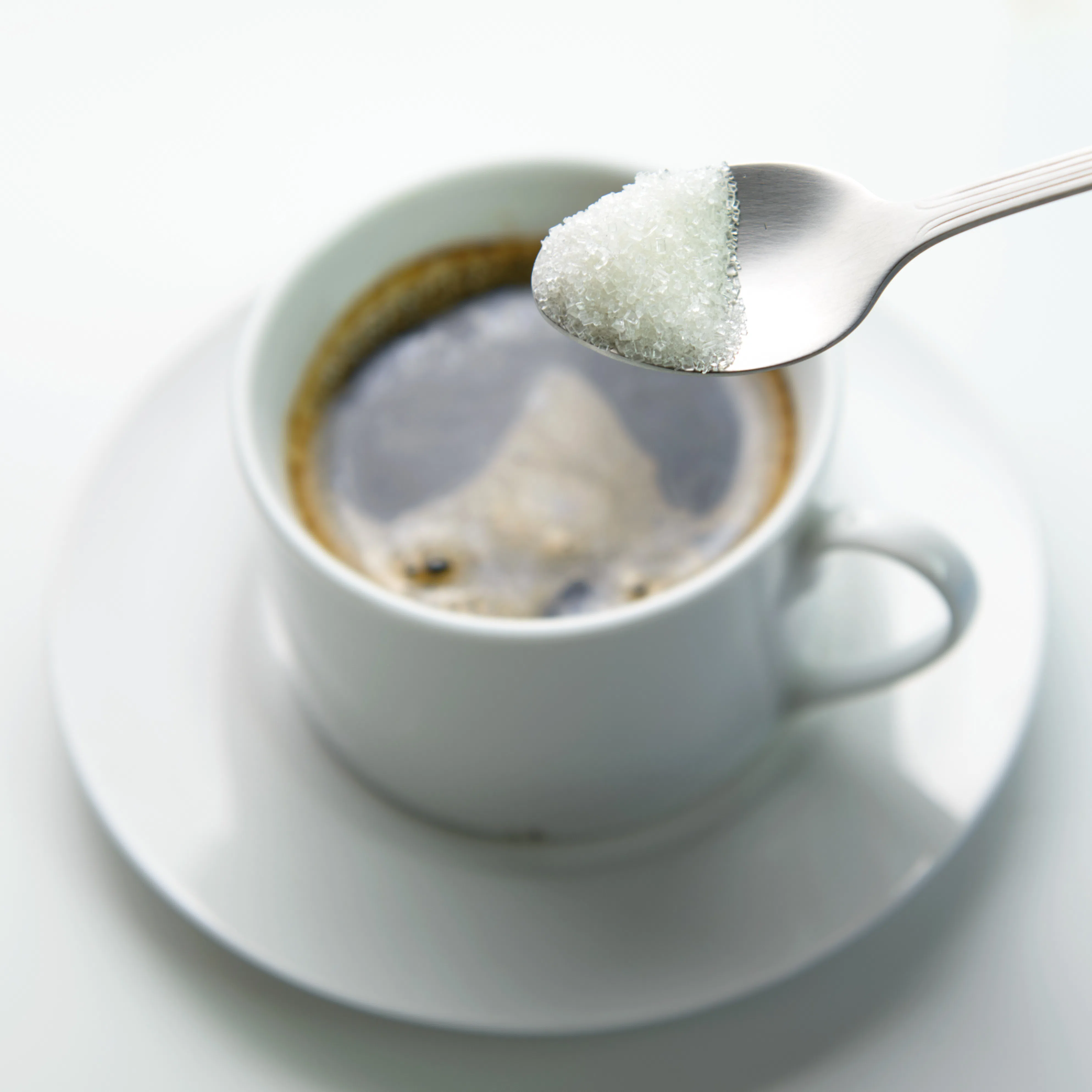 喝咖啡记得少放糖或不放糖，少糖饮食对健康有益。（ISTOCK图片）