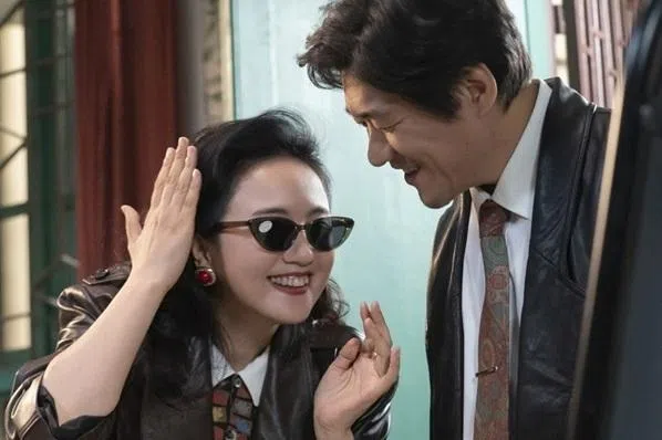 朱媛媛（左）饰演印刷厂老板高雪梅，与陈明昊饰演的解春来是一对逗趣夫妻。（互联网）