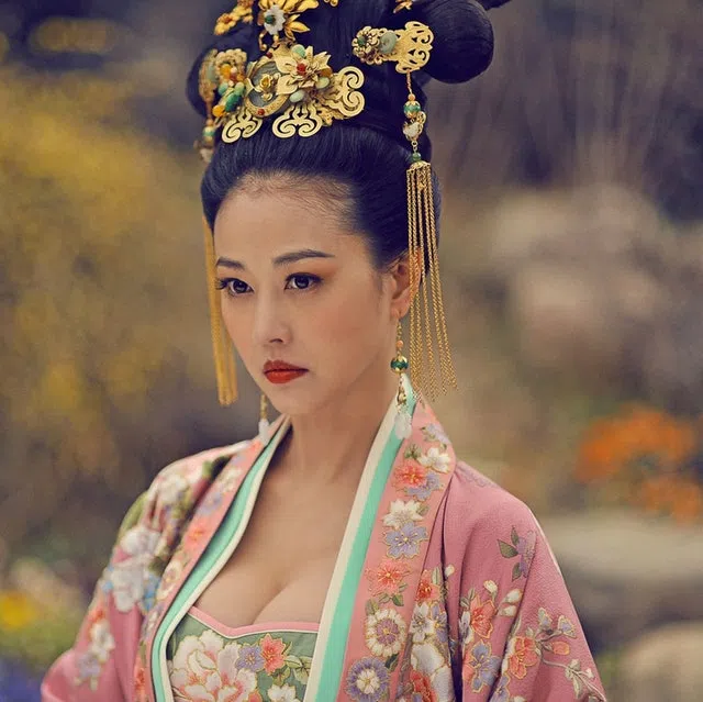 周海媚在《武媚娘传奇》的扮相。（互联网）