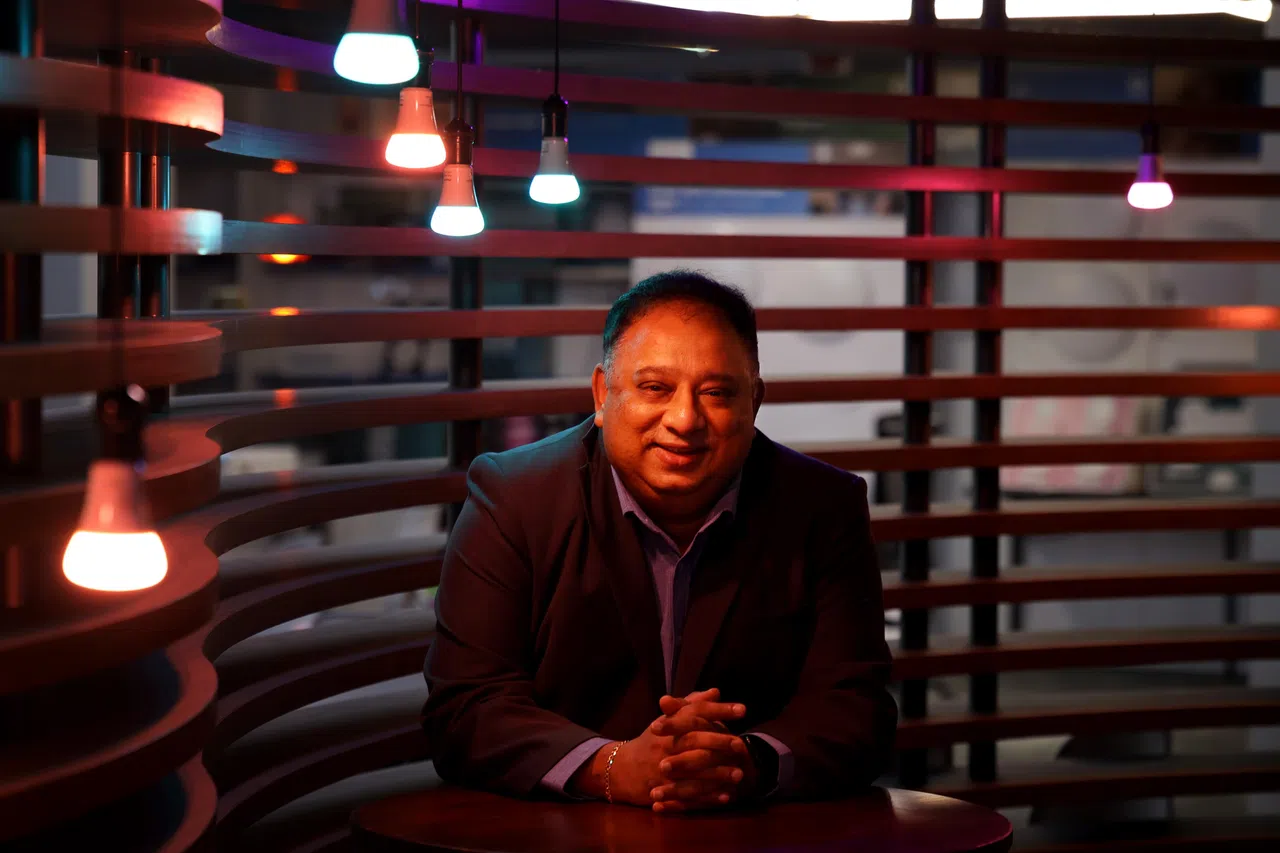 昕诺飞新加坡董事总经理魏谦哲认为，改变照明是最容易和最快见效的节能方法。（龙国雄摄）