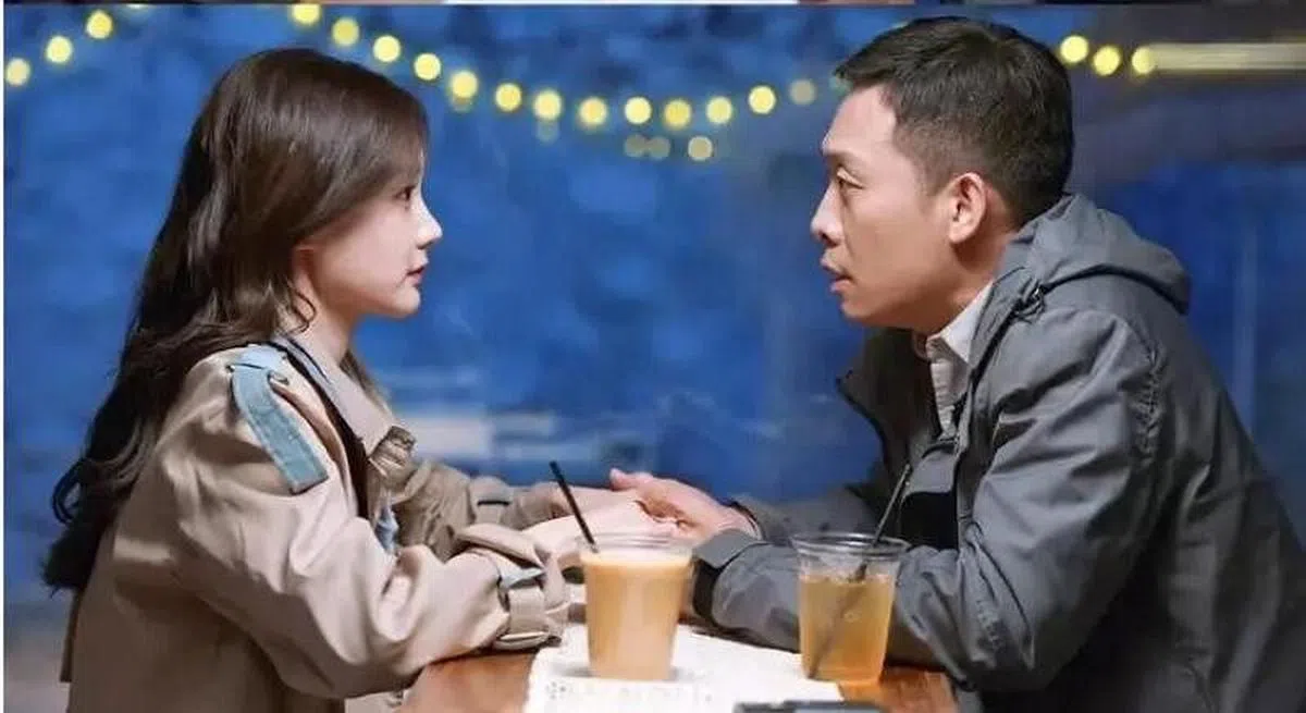 张译饰演的安欣，第一集以老警察的造型登场。