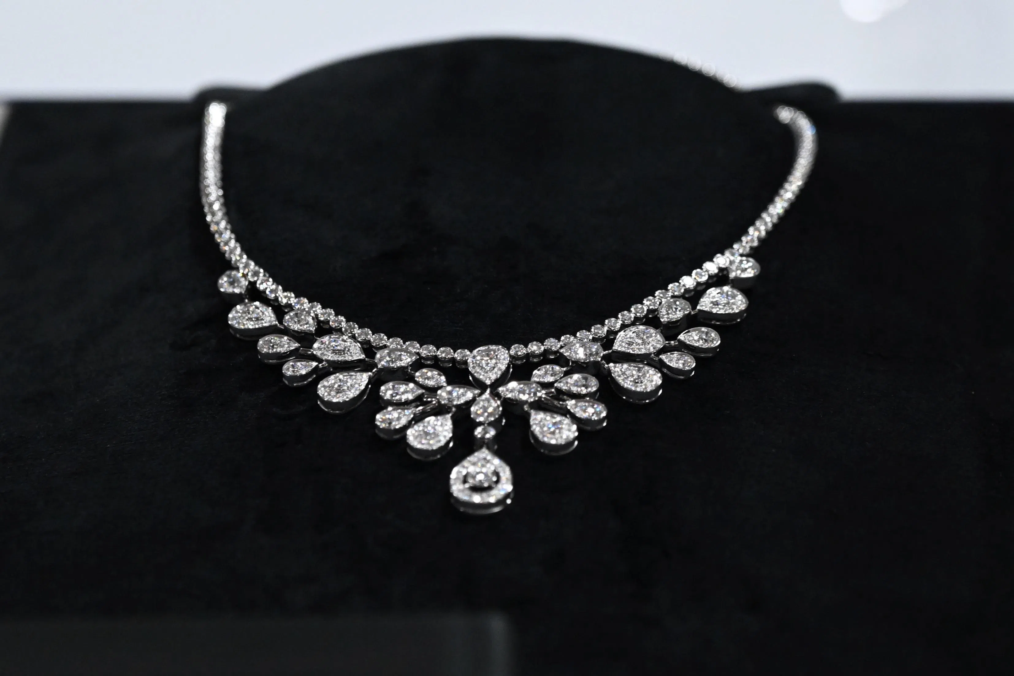 奢侈品中不乏顶级珠宝，包含数件GRAFF、尚美（Chaumet）等饰品。图中的尚美白金钻石项链市价18万3000元。（海峡时报）