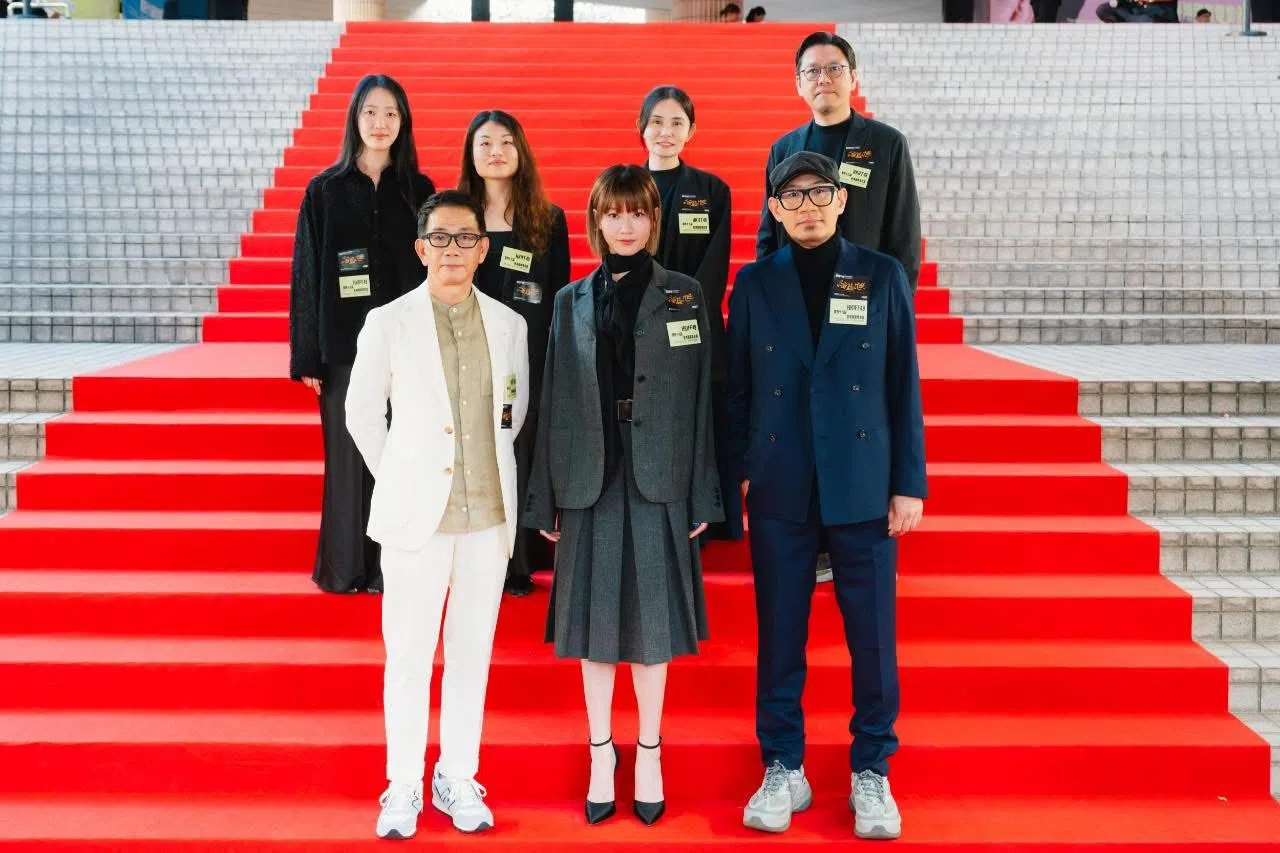 《摇篮凡世》主创团队不就前出席第49届香港国际电影节。前排左起为袁富华、廖子妤和导演张吉安。（取自张吉安脸书）