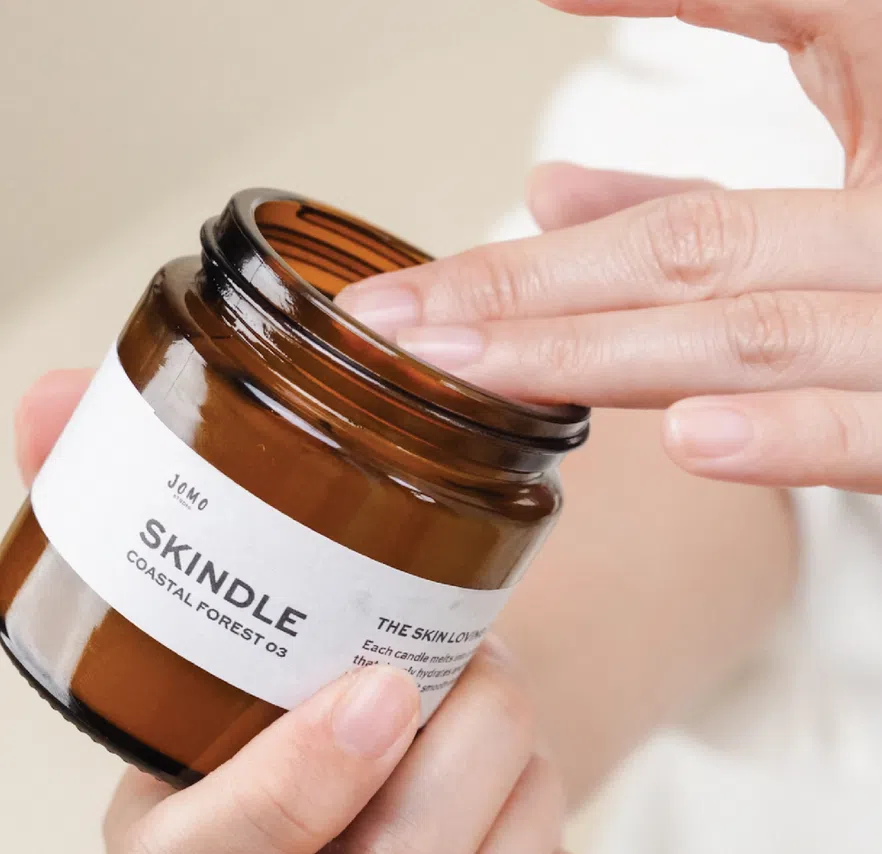 Skindle香氛蜡烛点燃后，融化的润肤油能涂在身上，滋润肌肤。（Jomo Studio提供）