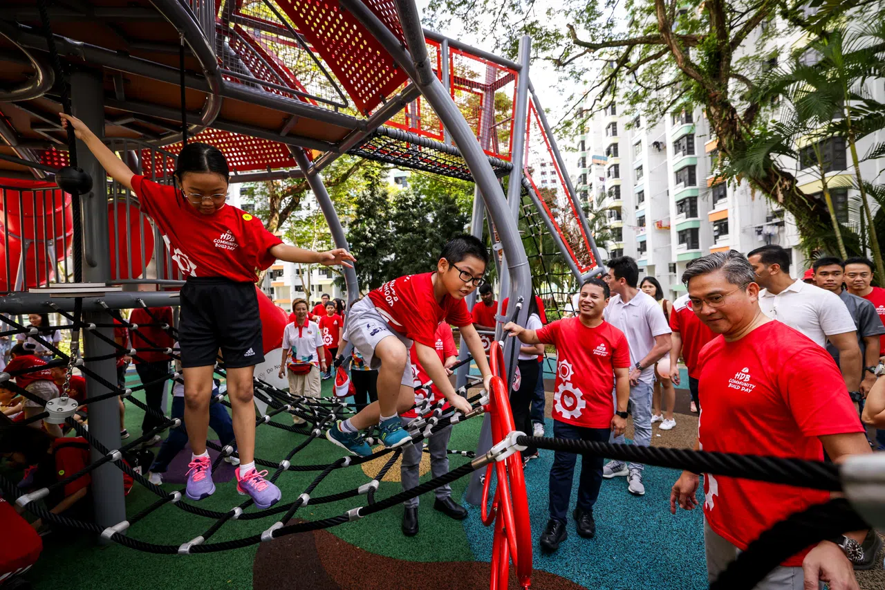国家发展部长李智陞（前排右二）星期天（4月6日）与约100名居民和区内的学生齐聚在大巴窑7巷第9座组屋，参与这个溪蟹游乐场的开幕仪式。（叶振忠摄）