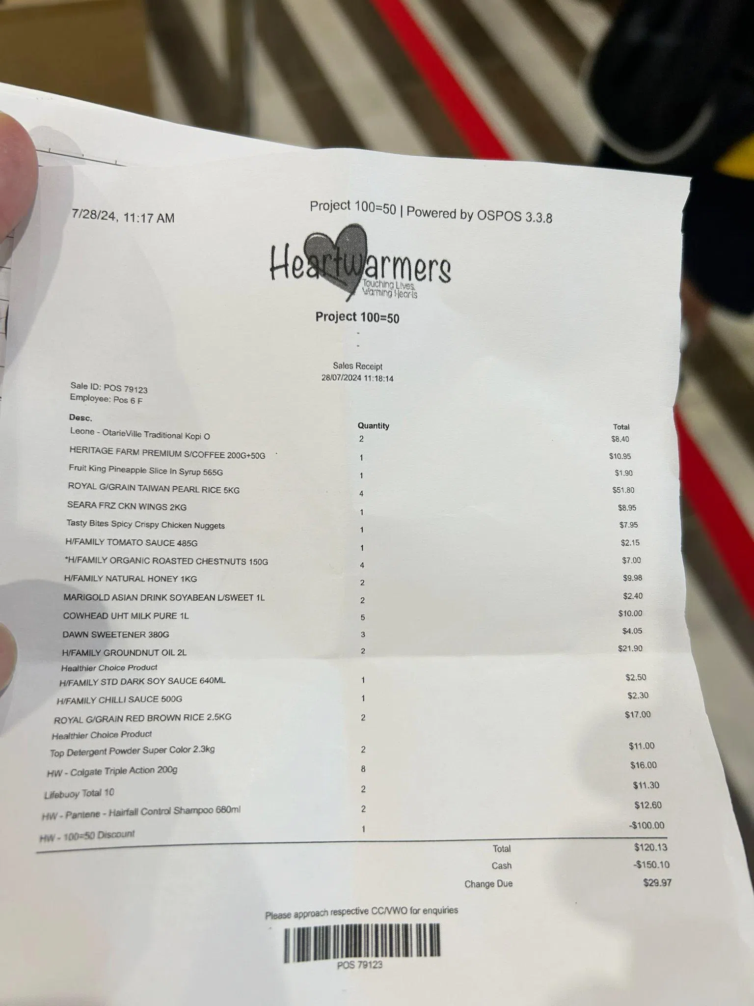 李兴祝夫妇在一个小时内，购买原价220元的40多件商品，折扣后仅支付120元。（张俊摄）