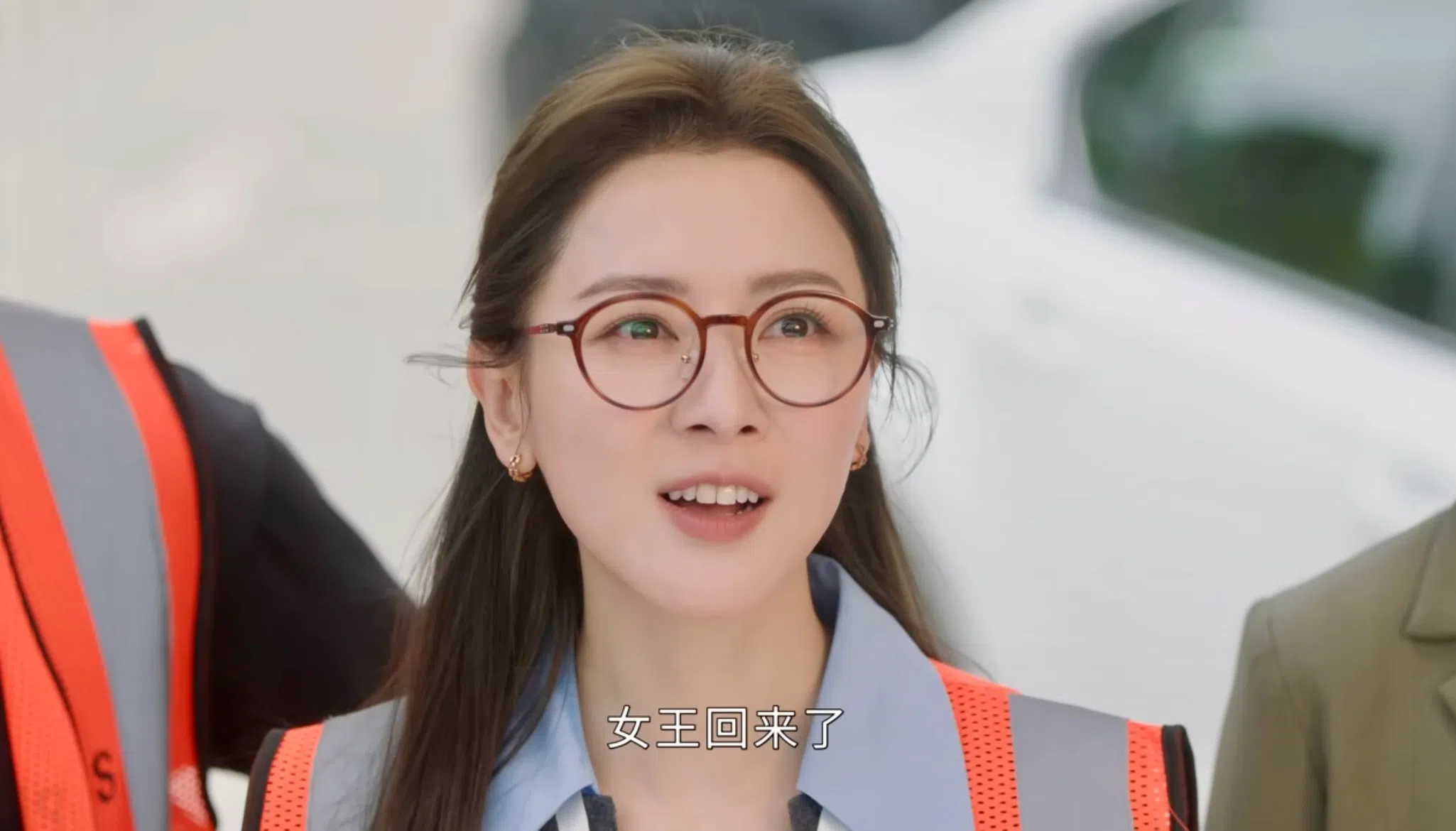 王敏奕饰演的热血新闻主播刘艳（图）视Man姐为偶像，看到偶像乘搭直升机采访元朗旧楼坍塌，忍不住直呼“the queen is back！（女王回来了！）”（互联网）