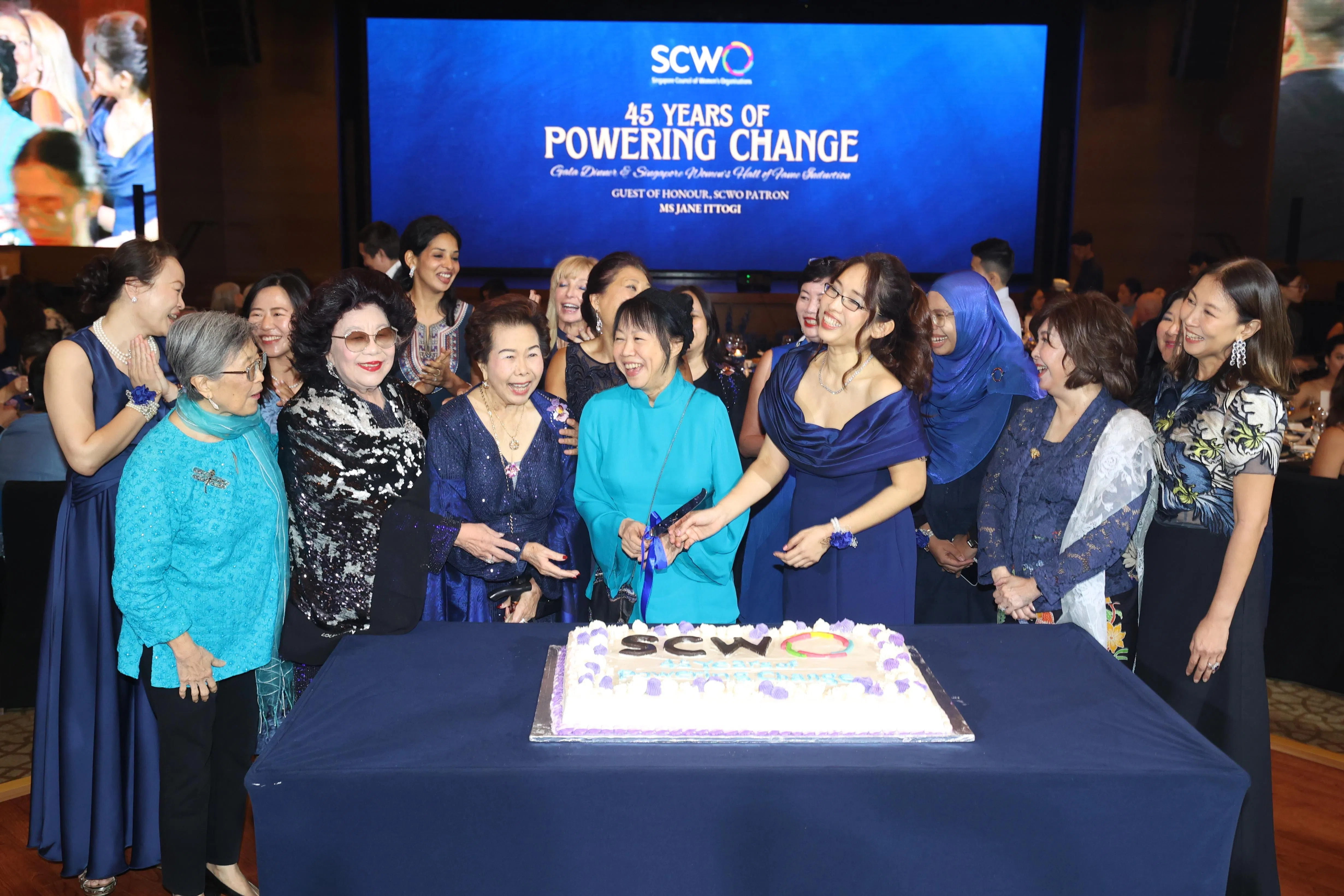 总统夫人珍一藤木（左四）和新加坡妇女组织理事会会长萧燕珊（左五）一同为理事会成立45周年切蛋糕。（郑一鸣摄）