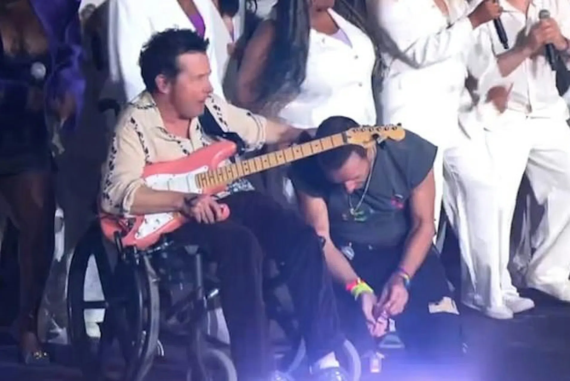 麦克霍士（坐轮椅抱吉他者）与Coldplay同台演出。（互联网）