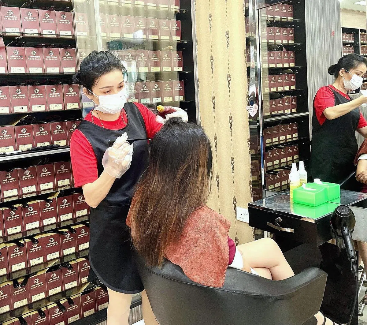 踏踏实实地诚信服务，顾客就会口碑相传。（贺玉荣摄）