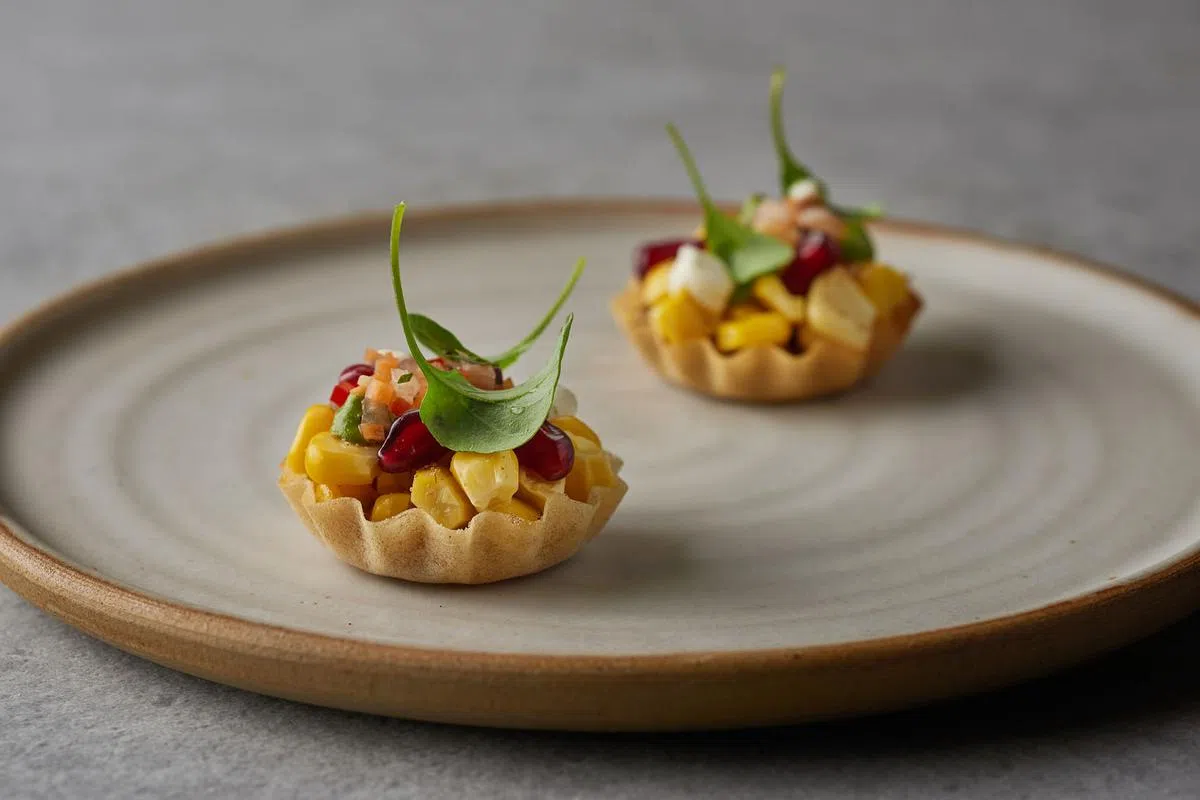 Thevar餐馆今年首次入选亚洲50最佳餐馆，排名第92。图为北海道玉米印度脆饼小点。（照片由餐馆提供）