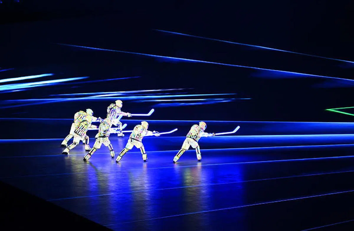 冬奥会开幕式上的“冰雪五环”表演环节。（新华社）