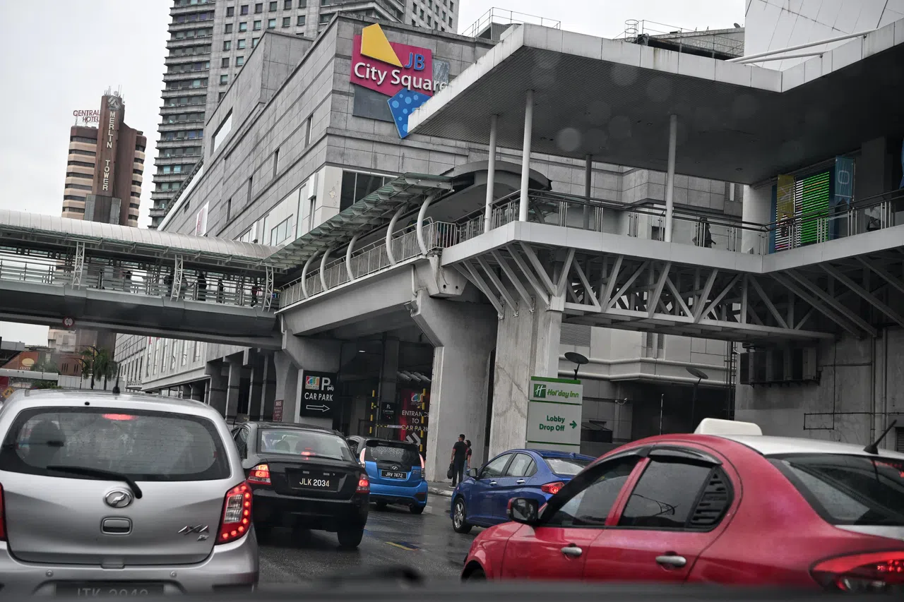 新山城中坊毗邻新山关卡，是新加坡人熟悉的购物中心，也是许多新加坡商家踏出国门到马国发展的第一个落脚点。（档案照片）