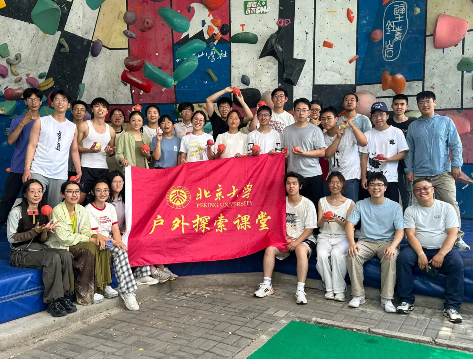 留学生可以通过选修课结识外院系的同学，因为小组作业或分享课堂笔记而有更深层的交流。（作者提供）