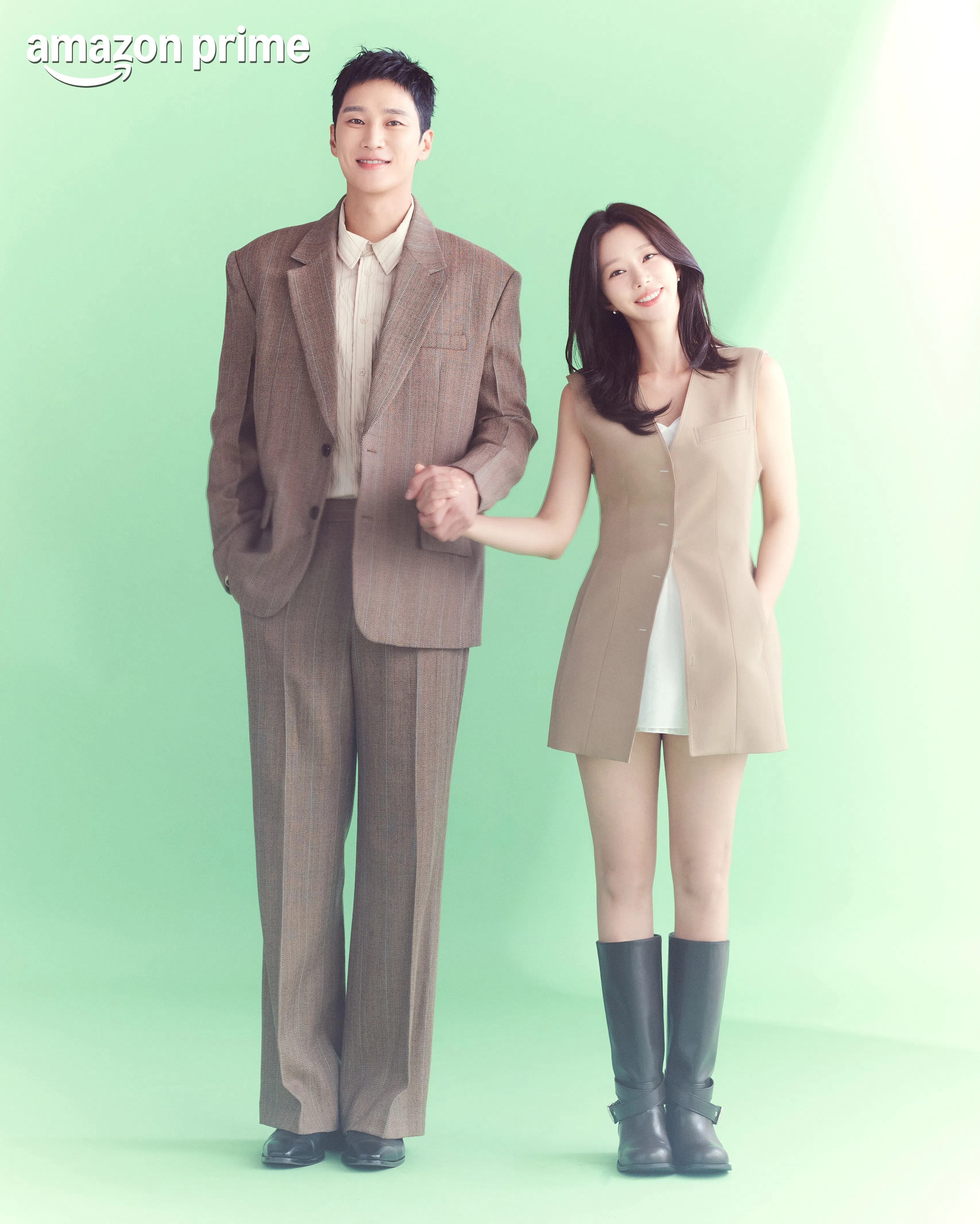 安普贤（左）和李主傧将在乡村展开一段好笑又治愈的故事。（Prime Video提供）