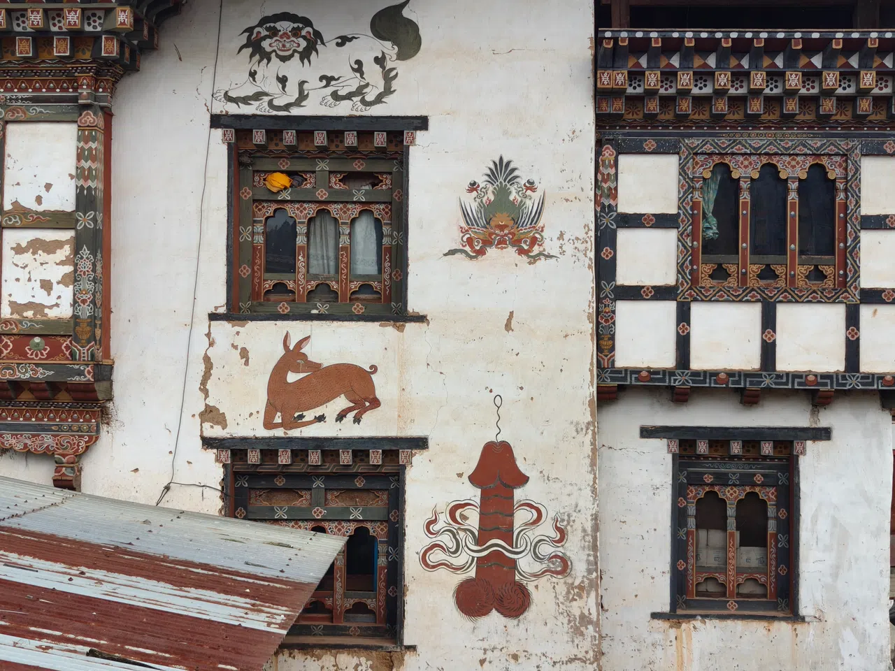 索普索卡村将阳具奉为辟邪的象征，绘于墙上有守护之意。（陈默汎摄）